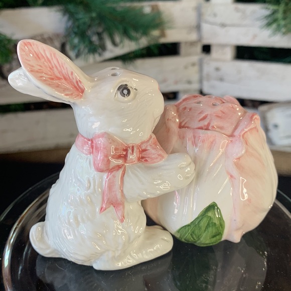 Bunny Rabbit and Cabbage Salt Pepper Shaker Set - Picture 2 of 7